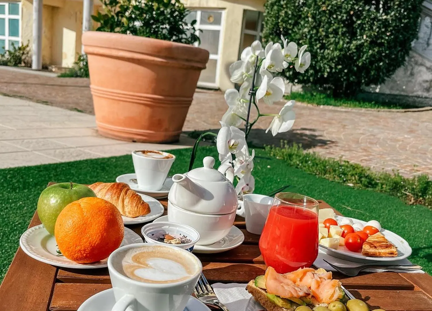Caroline Hotel Brusimpiano 4*,  Italy