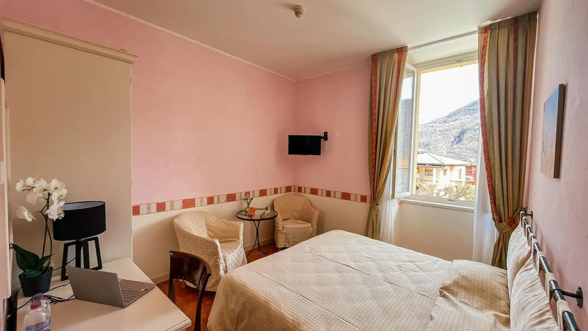 Caroline Hotel Brusimpiano
